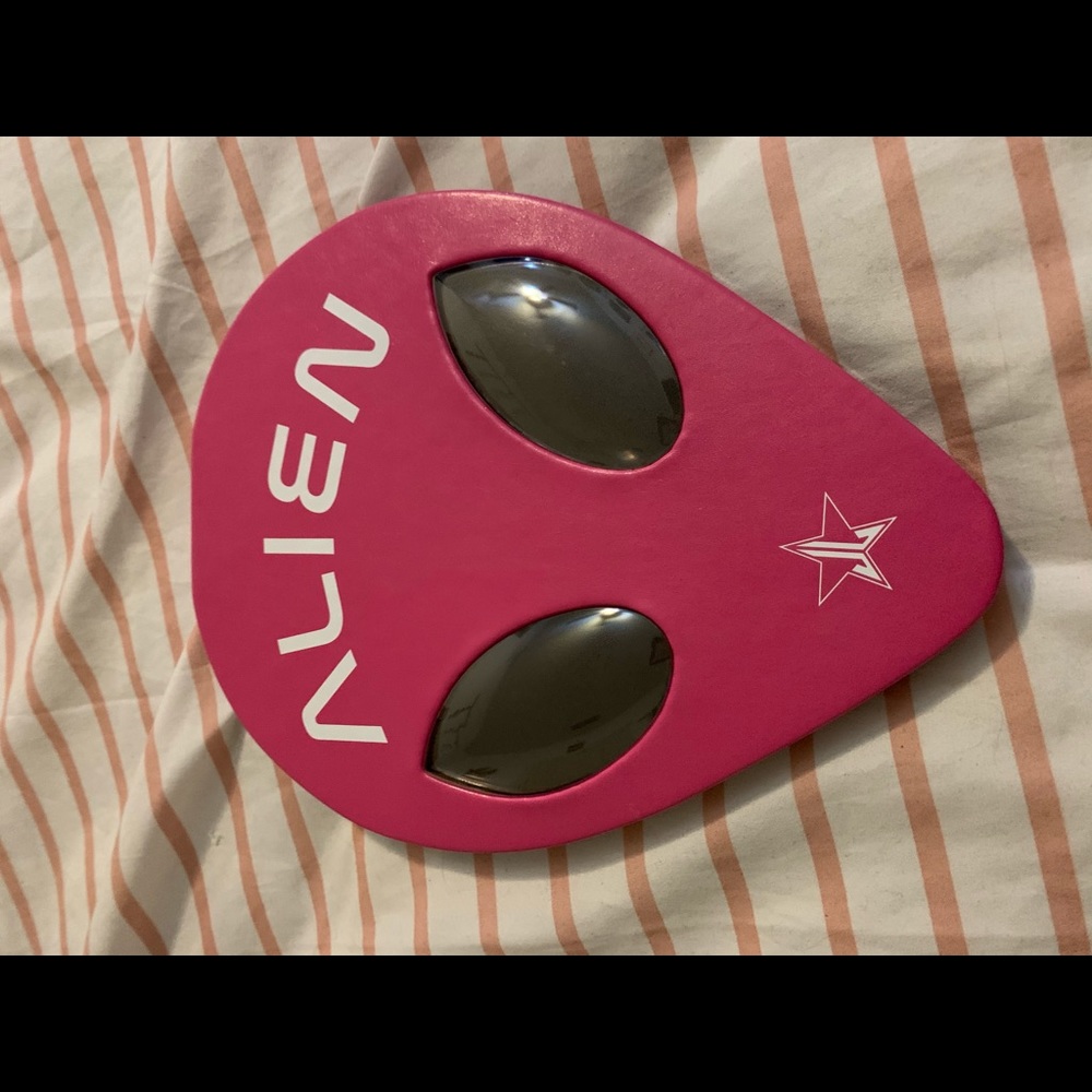 Discontinued Jeffree Star eyeshadow palette